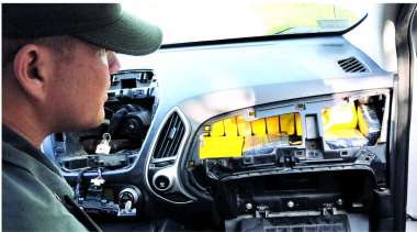 Parte de la droga estaba oculta en la parte delantera de un vehículo. (Foto GNA)