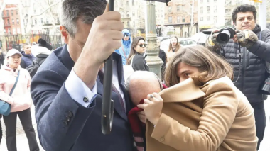 04.abril.2024. Joe Lewis se cubre el rostro al salir del juzgado de Nueva York. | AFP