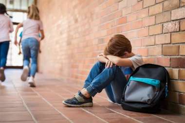 Niño víctima de bullying (Shutterstock)