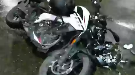 Así quedó la moto que embistió en la parte trasera a un automóvil en la Avenida Arenales.