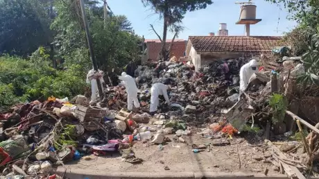FOTO: Insólito: 45 camiones llenos de basura se retiraron de una vivienda