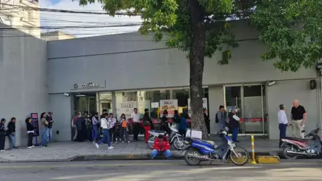 Larga fila para ser atendido en el Banco Columbia. Foto: Gobierno de Salta