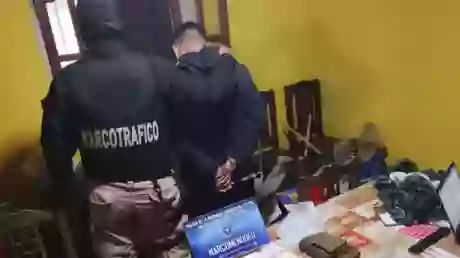 La policía de Santiago del Estero y uno de los narcos salteños detenidos. Gentileza El Liberal