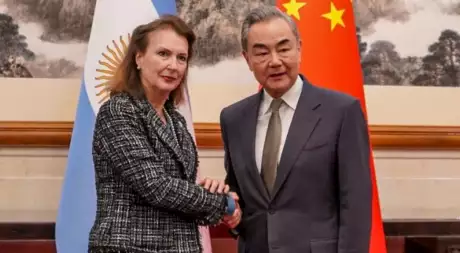 Mondino junto al embajador de China. Foto: Prensa Gobierno Nacional.