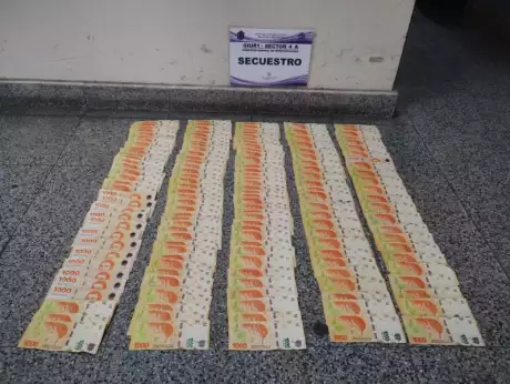Dinero substraído del robo en el surtidor de GNC. Foto:Prensa Policía