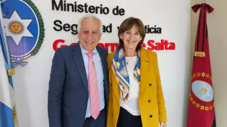 Virginia Cornejo, directora de Fronteras, con el ministro provincial. Foto: X
