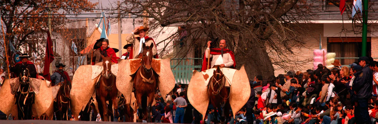 Desfile gaucho, homenaje a Güemes, Salta. Por Eliseo Miciu (gentileza de turismo.salta.gov.ar)